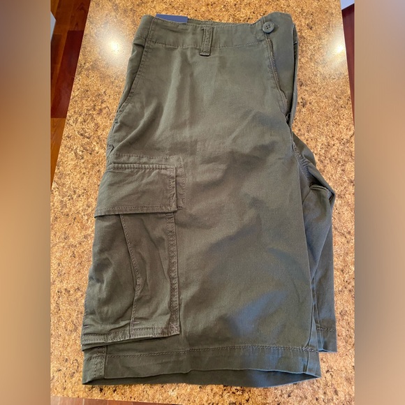 Old Navy Other - Men’s old navy cargo shorts. NWT. 36